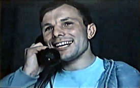 Юрий Гагарин разговаривает по телефону. Кадр кинохроники. 12 апреля 1961 года