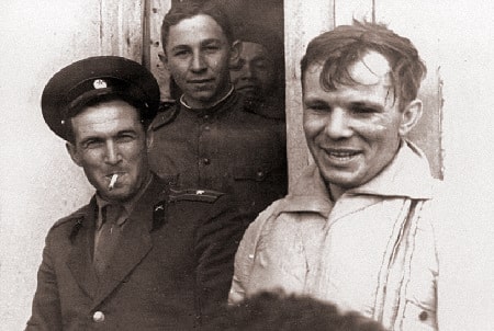 Один из первых снимков Юрия Гагарина после возвращения на Землю. Первое выступление космонавта.