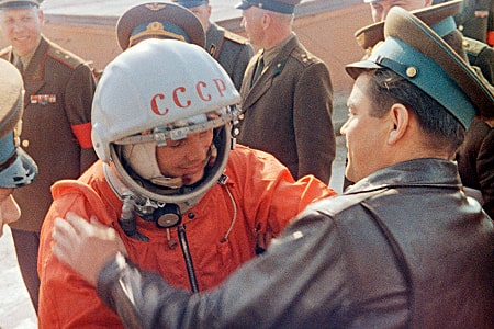Юрий Гагарин на Байконуре перед стартом, 12 апреля 1961 года