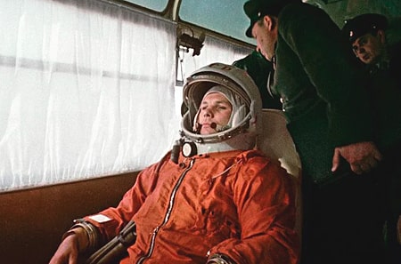 Юрий Гагарин в пути к стартовой площадке космического корабля «Восток», 12 апреля 1961 года
