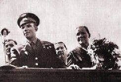 Юрий Гагарин и мама космонавта Анна Тимофеевна Гагарина в Москве