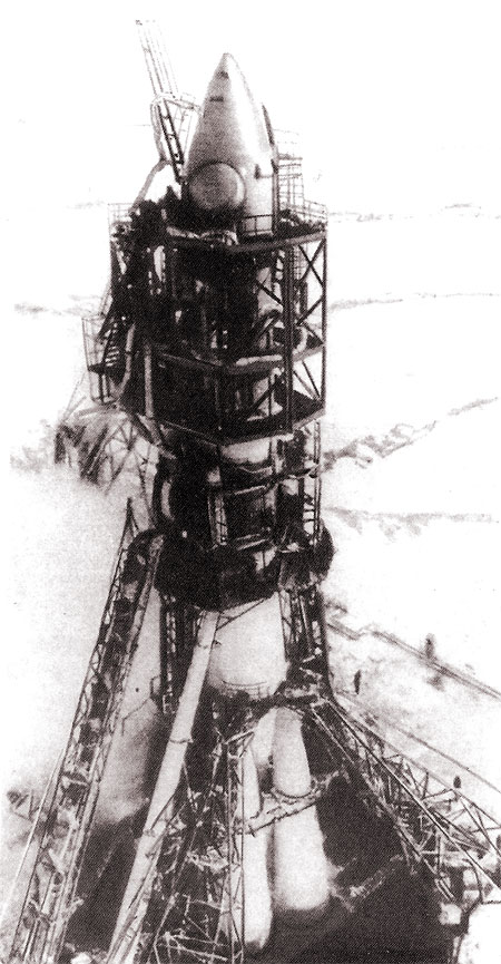 Предстартовая подготовка ракеты-носителя «Восток» (фотография из книги Б.Е.Чертока «Ракеты и люди. Горячие дни холодной войны»)
