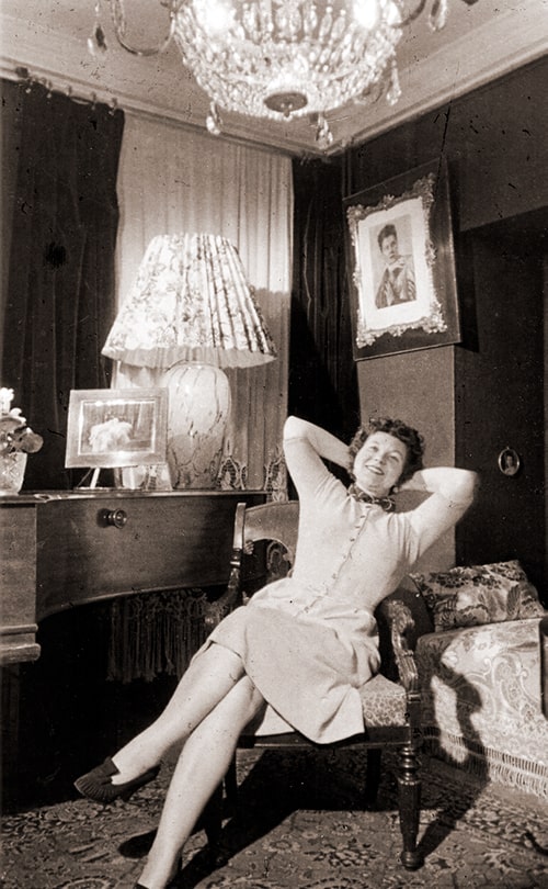 Клавдия Шульженко в домашней обстановке