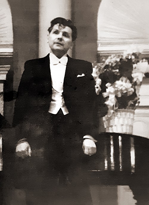 Михаил Васильевич Михайлов на концерте (фотография из семейного архива)