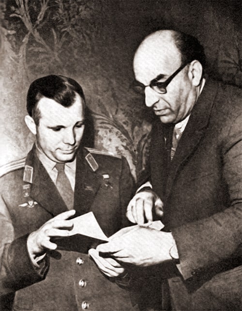 Юрий Гагарин и Владимир Канделаки в антракте спектакля «Тоска». 1963 год