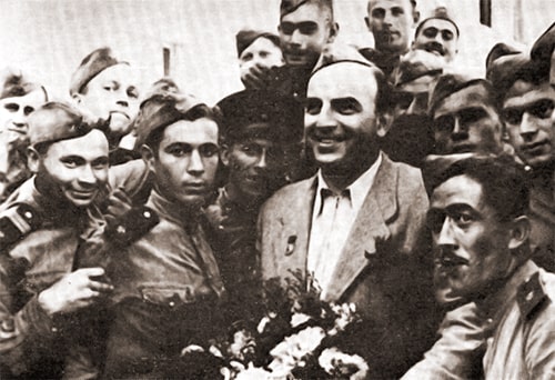 Владимир Аркадьевич Канделаки в гостях у воинов Советской Армии. 1954 год