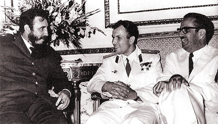 Юрий Гагарин на Кубе в гостях у Фиделя Кастро (фотография из книги Б.Е.Чертока «Ракеты и люди. Горячие дни холодной войны»)