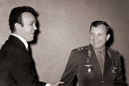 Юрий Гагарин и Иосиф Кобзон. Фотография из Николая Добрюхи «Иосиф Кобзон. Как перед Богом»