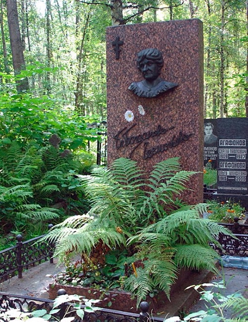 Могила Г.В.Богдановой-Чесноковой на Серафимовском кладбище Санкт-Петербурга