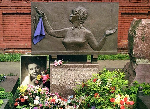 Памятник Клавдии Ивановне Шульженко на Новодевичьем кладбище