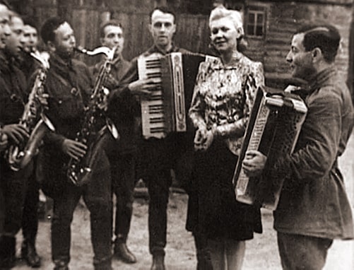 Группа артистов фронтового джаз-ансамбля Ленинградского фронта, 1942 год
