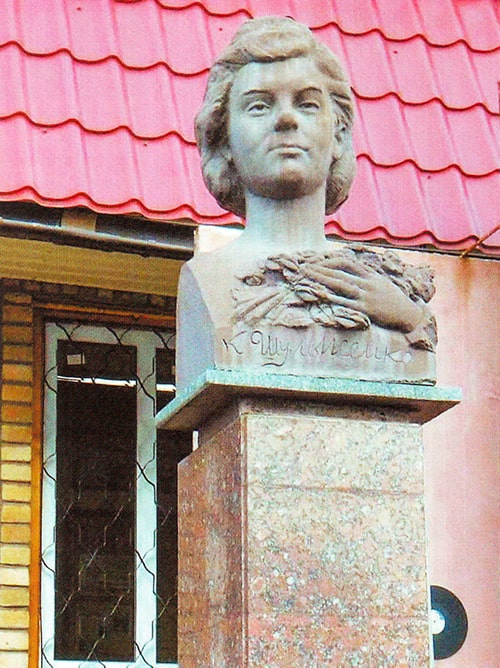 Бюст К.И. Шульженко у здания «Музея знаменитых харьковчан»