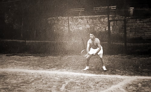 Михаил Михайлов на теннисном корте (фотография из семейного архива)